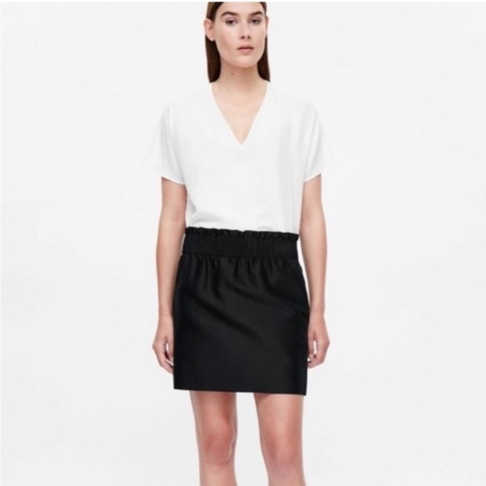 COS Black Mini Skirt. Elastic waistband with two side pockets.